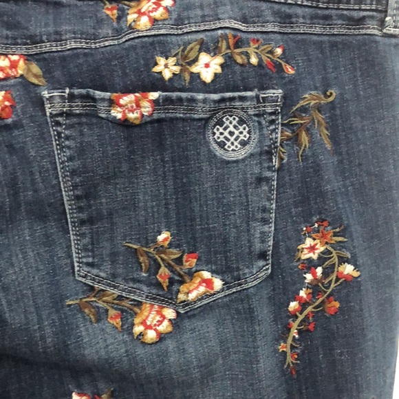 Lori Felt| Jeans| Women’s| Size 28W| Denim| Embroidered floral Jeans, Classic - Picture 7 of 15